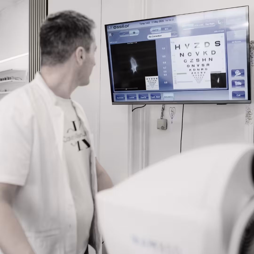 Optometrist u Optici Ljiljana mjeri zakrivljenost rožnice uređajem WAM 800